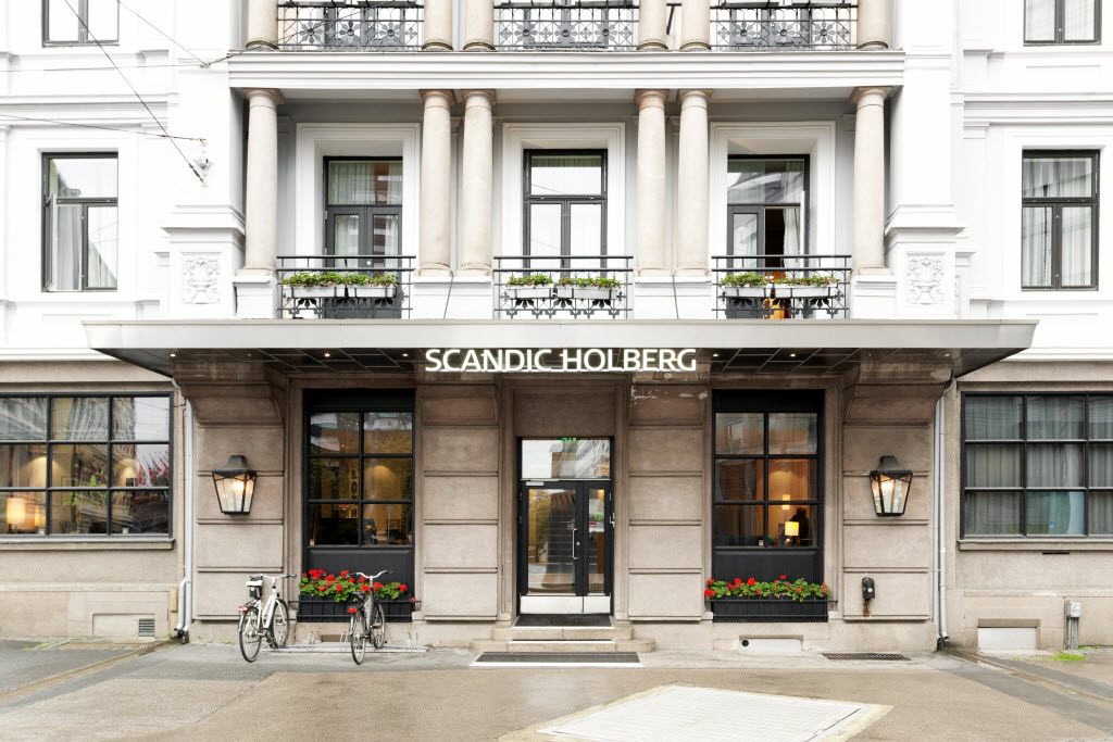 Copyright: Elin Strömberg © 2015 Hotellfasade med inngang, Scandic Holberg